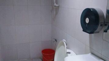 Doccia, set di cortesia gratuito, pantofole, asciugamani