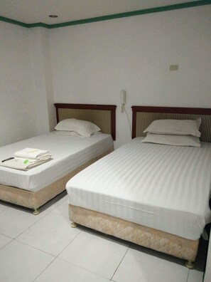 Desk, bed sheets - Asia Novo Boutique Hotel - Cabuyao (Cabuyao)