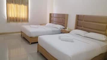 Family Room | Desk, free WiFi, bed sheets