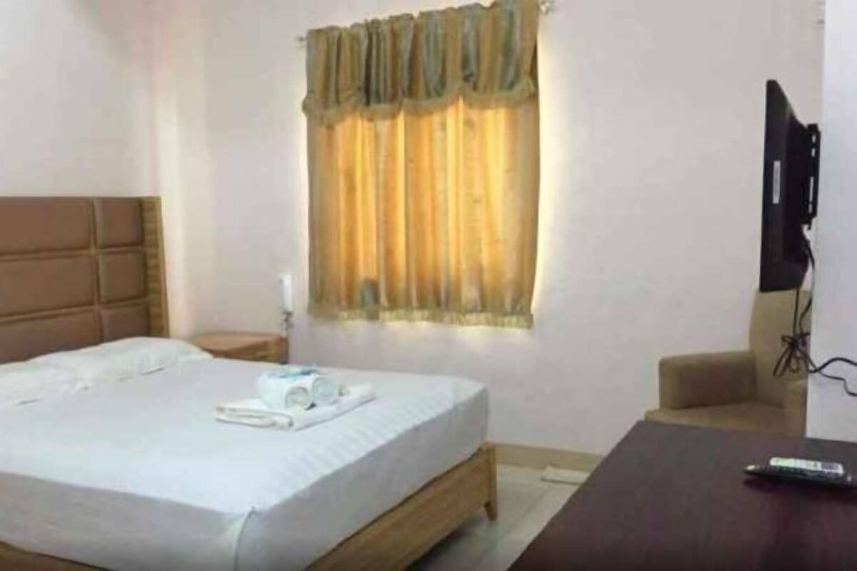 Escritorio, wifi gratis y ropa de cama
