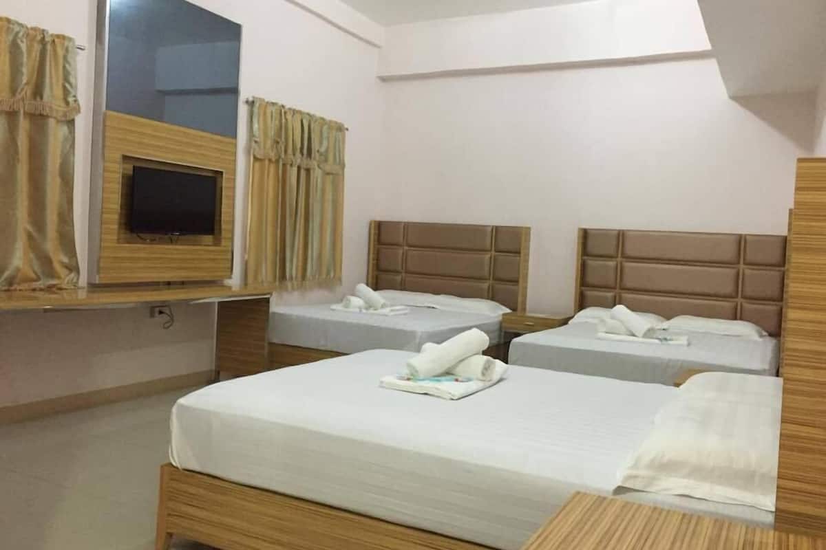 VIP Family Room | Desk, free WiFi, bed sheets