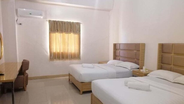A hotel room with two single beds, a desk, and a chair. - Asia Novo Boutique Hotel - Alaminos (Alaminos)