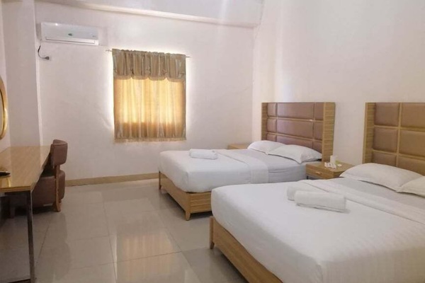 Family Room | Desk, free WiFi, bed sheets