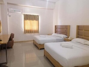 A hotel room with two single beds, a desk, and a chair. - Asia Novo Boutique Hotel - Alaminos (Alaminos)