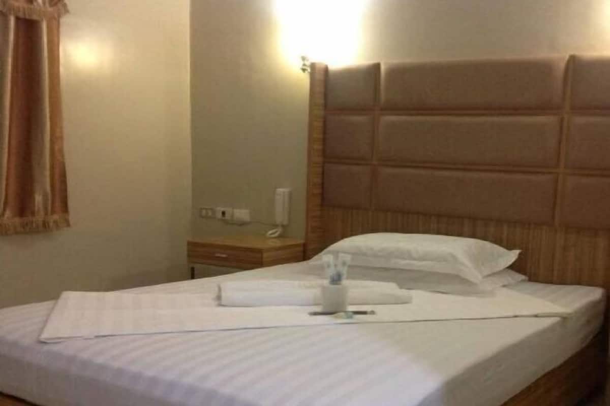 Escritorio, wifi gratis y ropa de cama