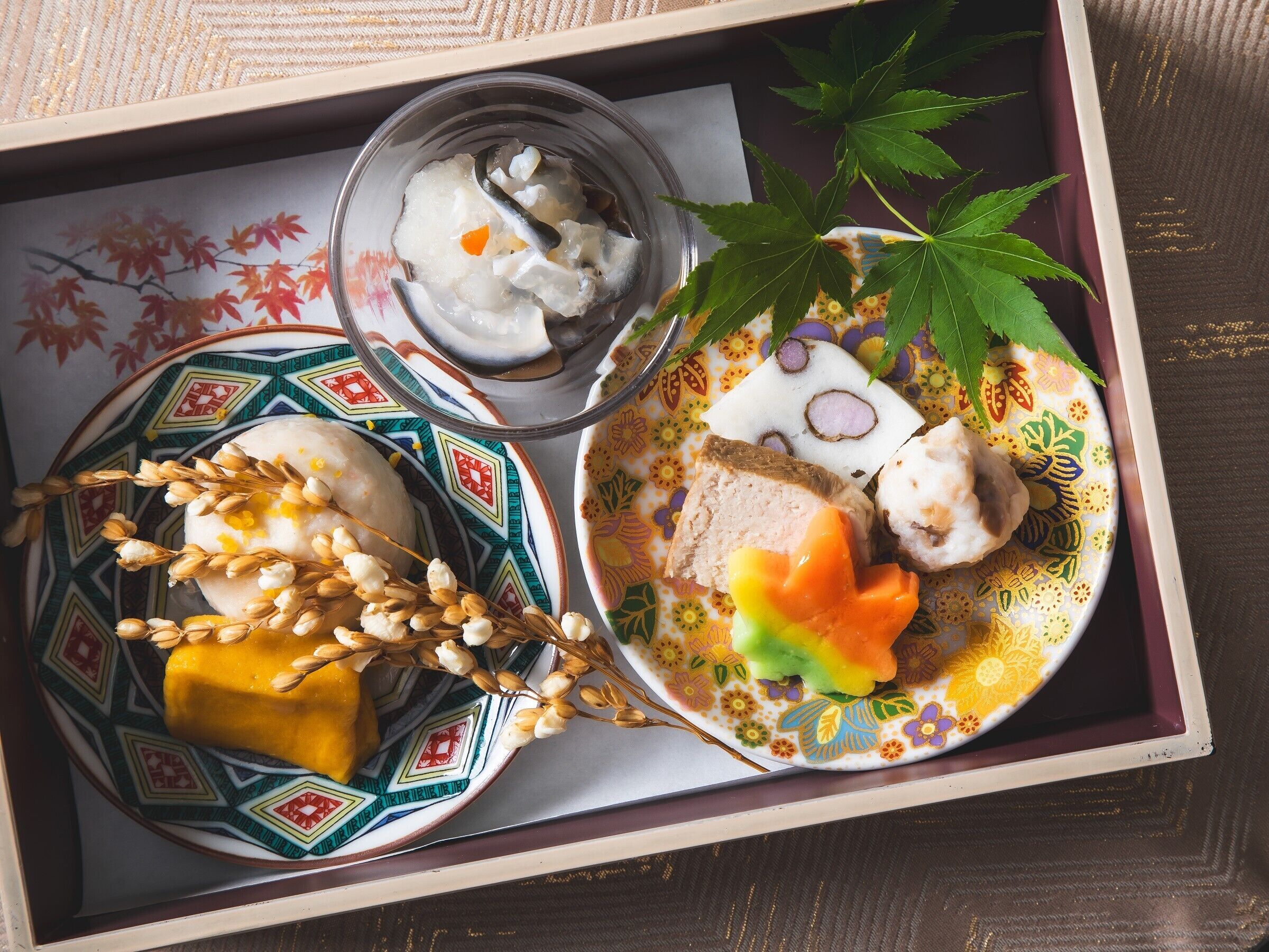 Un bento traditionnel japonais contenant divers aliments, notamment du riz, du poisson et des légumes marinés.