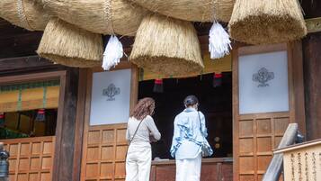 Un edificio tradicional con puertas de madera y techo de paja.
