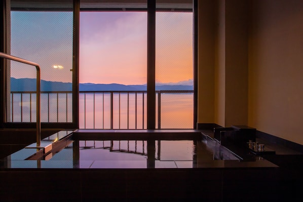 Comfort vierpersoonskamer, niet-roken (Universal Suite 6F) | Badkamer | Gratis toiletartikelen, een haardroger, pantoffels, een bidet