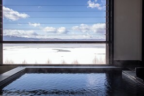 Amenidades de baño gratuitas, secadora de cabello, pantuflas, bidet 