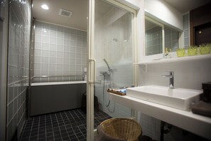 Ein modernes Badezimmer mit Badewanne, Waschbecken und Dusche.