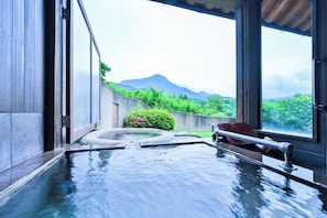 Traditional-Zimmer, barrierefrei, Bergblick (Japanese Western Style, SEKICHIKU) | Badezimmer | Badewanne und Dusche (separat), Quellwasserbad
