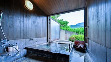 Traditionellt rum - tillgänglighetsanpassat - utsikt mot bergen (Japanese Western Style, SEKICHIKU) | Badrum | Badkar och dusch, källvattenbad, gratis toalettartiklar och hårtork
