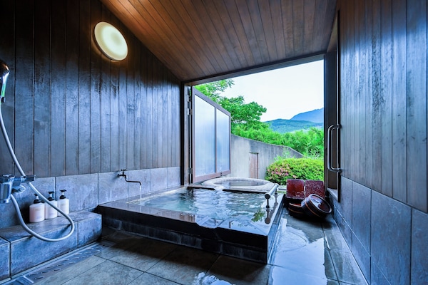 Accessible Japanese Western Style Room with Mountain View, SEKICHIKU | Bathroom | Separate tub and shower, spring water tub, free toiletries, hair dryer