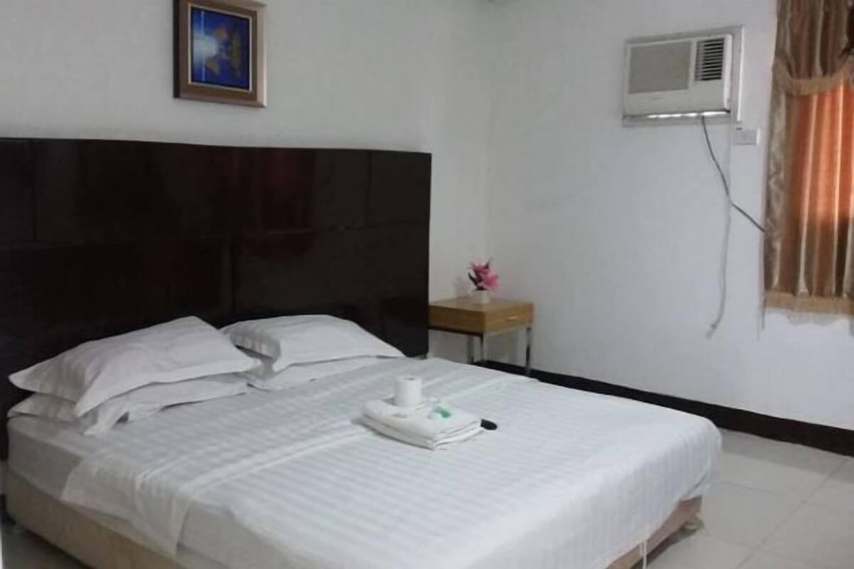 Escritorio, wifi gratis y ropa de cama