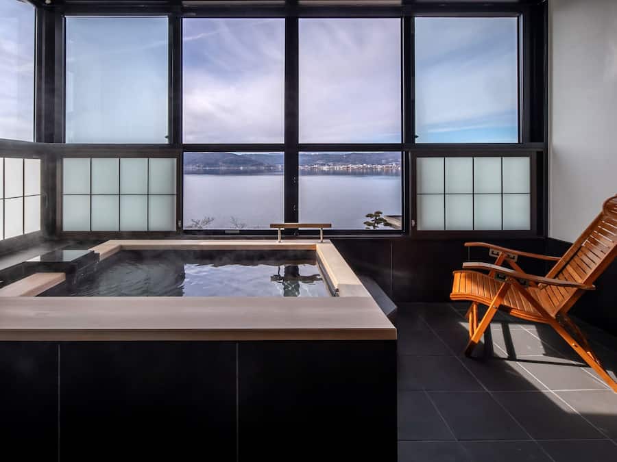 Bathtub dan shower terpisah dan bathtub besar