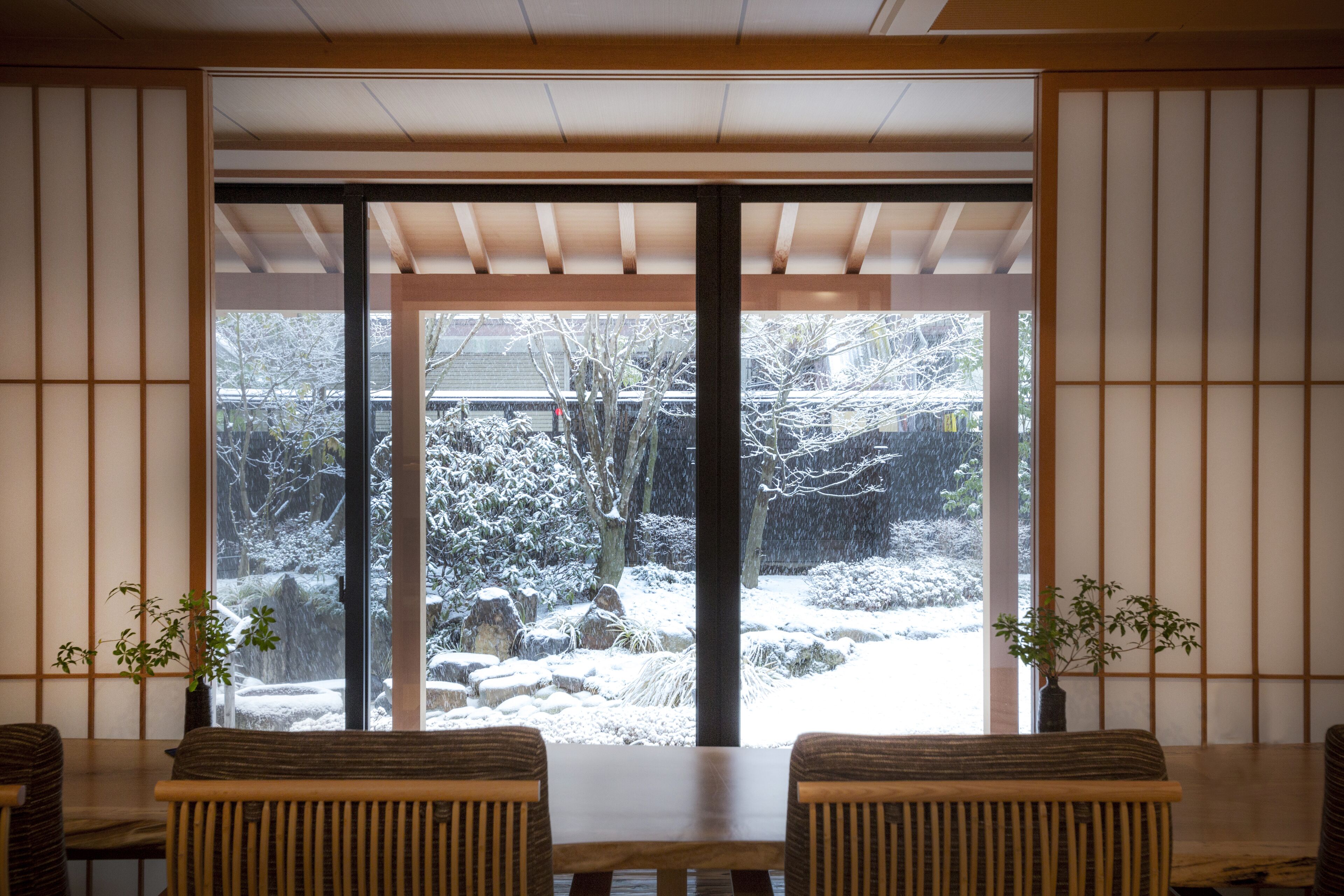 Habitació japonesa tradicional amb terra de tatami, una taula baixa i portes corredisses.