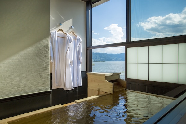 Separate tub and shower, deep soaking tub, free toiletries, hair dryer
