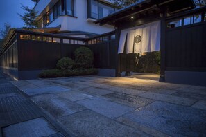 Exterior - Sui Suwako (Suwa)