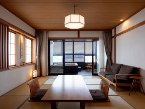 Safe på rommet, skrivebord, wi-fi (inkludert) og sengetøy