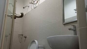 Douche, articles de toilette gratuits, chaussons, bidet
