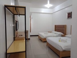 Habitación familiar | Escritorio, wifi gratis, ropa de cama