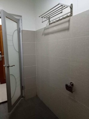 Een douche, gratis toiletartikelen, pantoffels, handdoeken