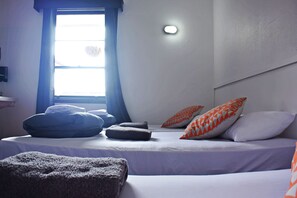 Triple Room with Ensuite | Free WiFi, bed sheets - BoBs Hostel (Taupo)