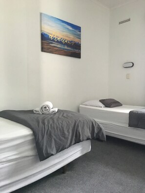 Twin Room with Ensuite | Free WiFi, bed sheets - BoBs Hostel (Taupo)