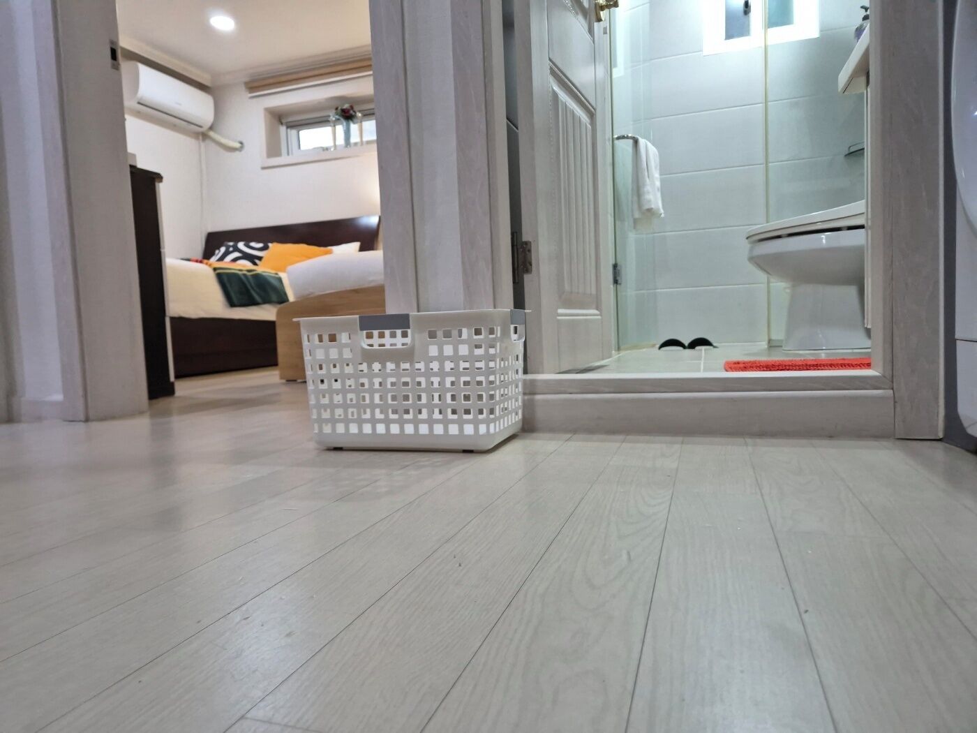 Regadera, secadora de cabello, pantuflas, toallas 