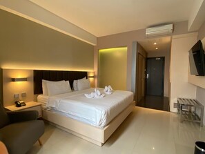 Premium bedding, minibar, desk, blackout curtains - Classie Hotel (Palembang)
