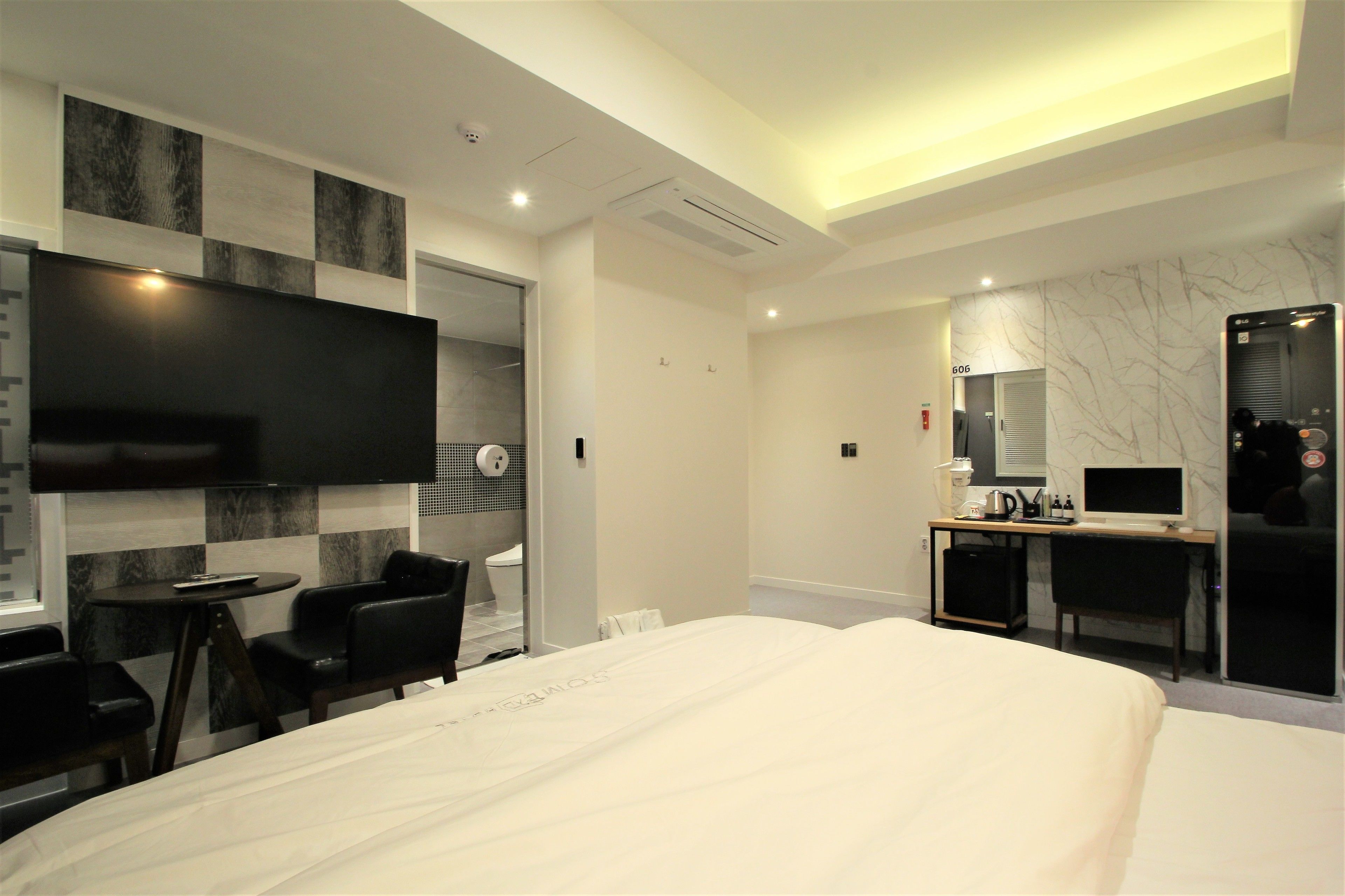 premium room | premium bedding, in-room safe, soundproofing, free wifi