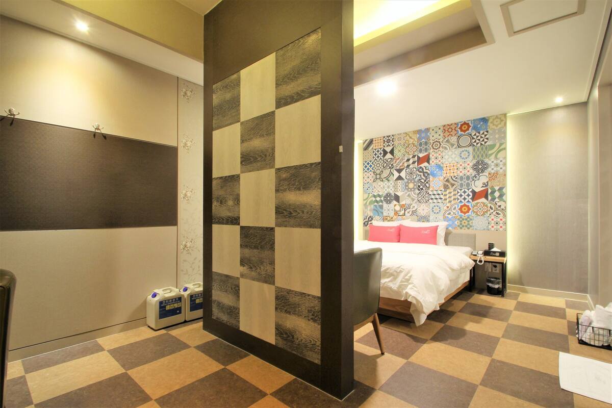 Premium bedding, in-room safe, soundproofing, free WiFi