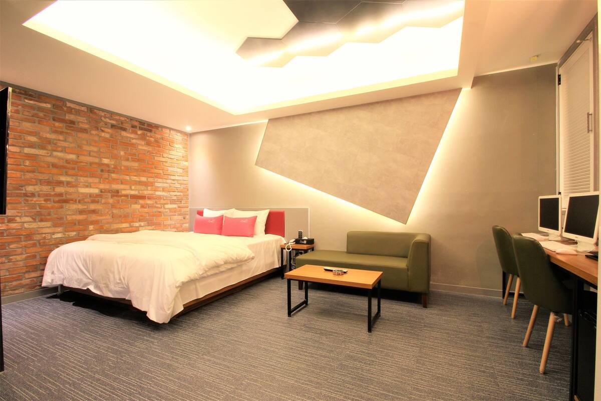 Premium bedding, in-room safe, soundproofing, free WiFi