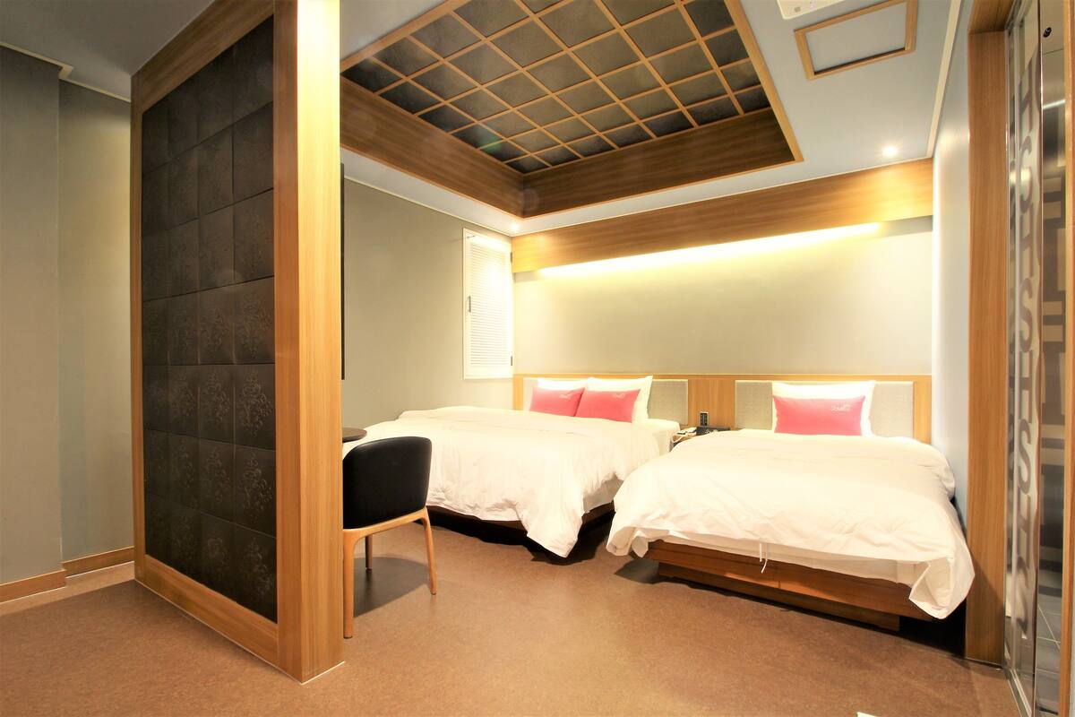Premium bedding, in-room safe, soundproofing, free WiFi