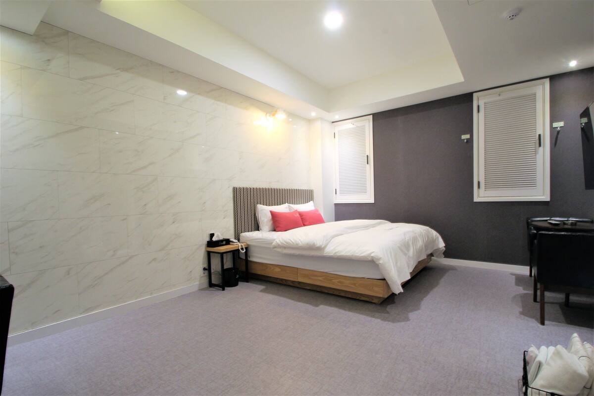 Premium bedding, in-room safe, soundproofing, free WiFi