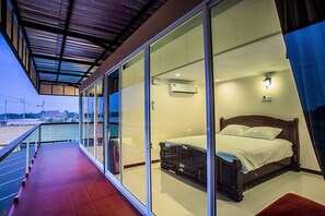 Desk, blackout drapes, rollaway beds, free WiFi - Royal Graces Pool Villas (Cha-am)