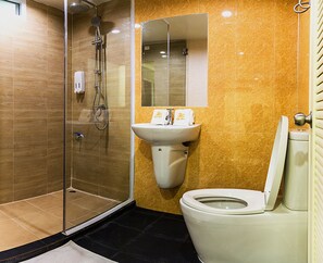 Shower, free toiletries, hair dryer, towels - Royal Graces Pool Villas (Cha-am)