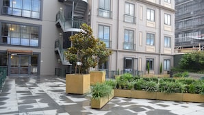 Front of property - Peaceful Two Bedroom Apartment (Auckland)