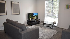 Family Apartment, 2 Bedrooms, Kitchen | Living room | Flat-screen TV - Peaceful Two Bedroom Apartment (Auckland)