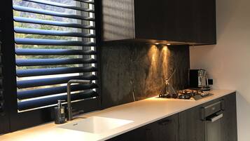 Grand réfrigérateur, four, plaque de cuisson, lave-vaisselle