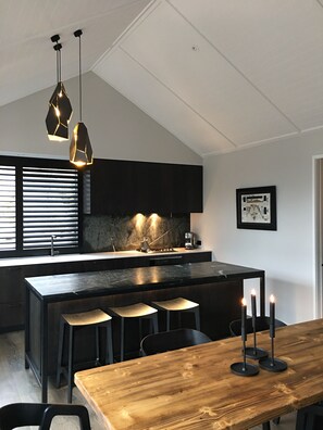 Stort kylskåp, ugn, spishäll och diskmaskin
