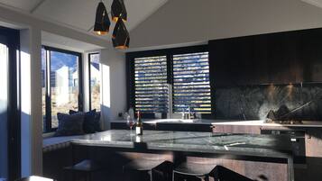 Grand réfrigérateur, four, plaque de cuisson, lave-vaisselle