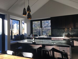 Full-sized fridge, oven, stovetop, dishwasher