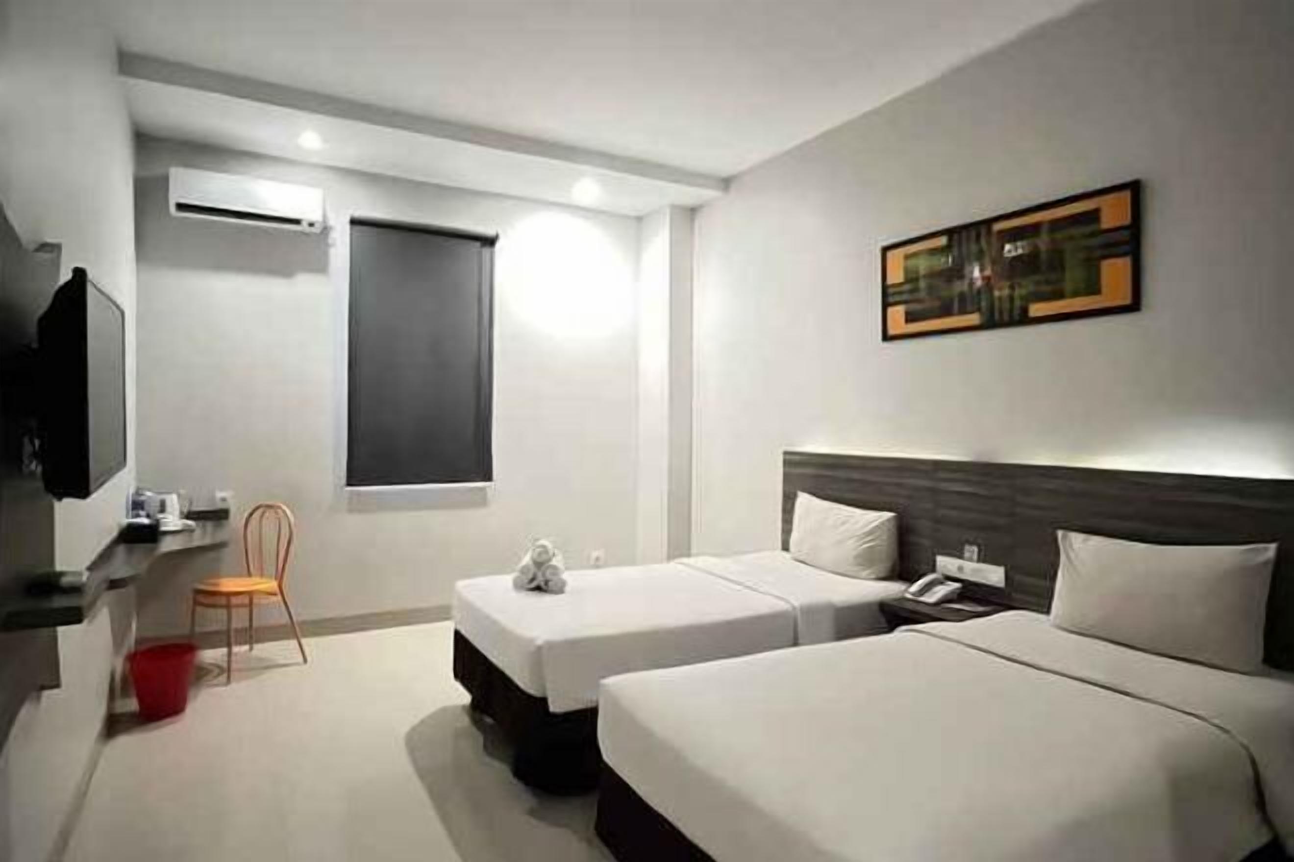 Een bureau, gratis wifi, beddengoed