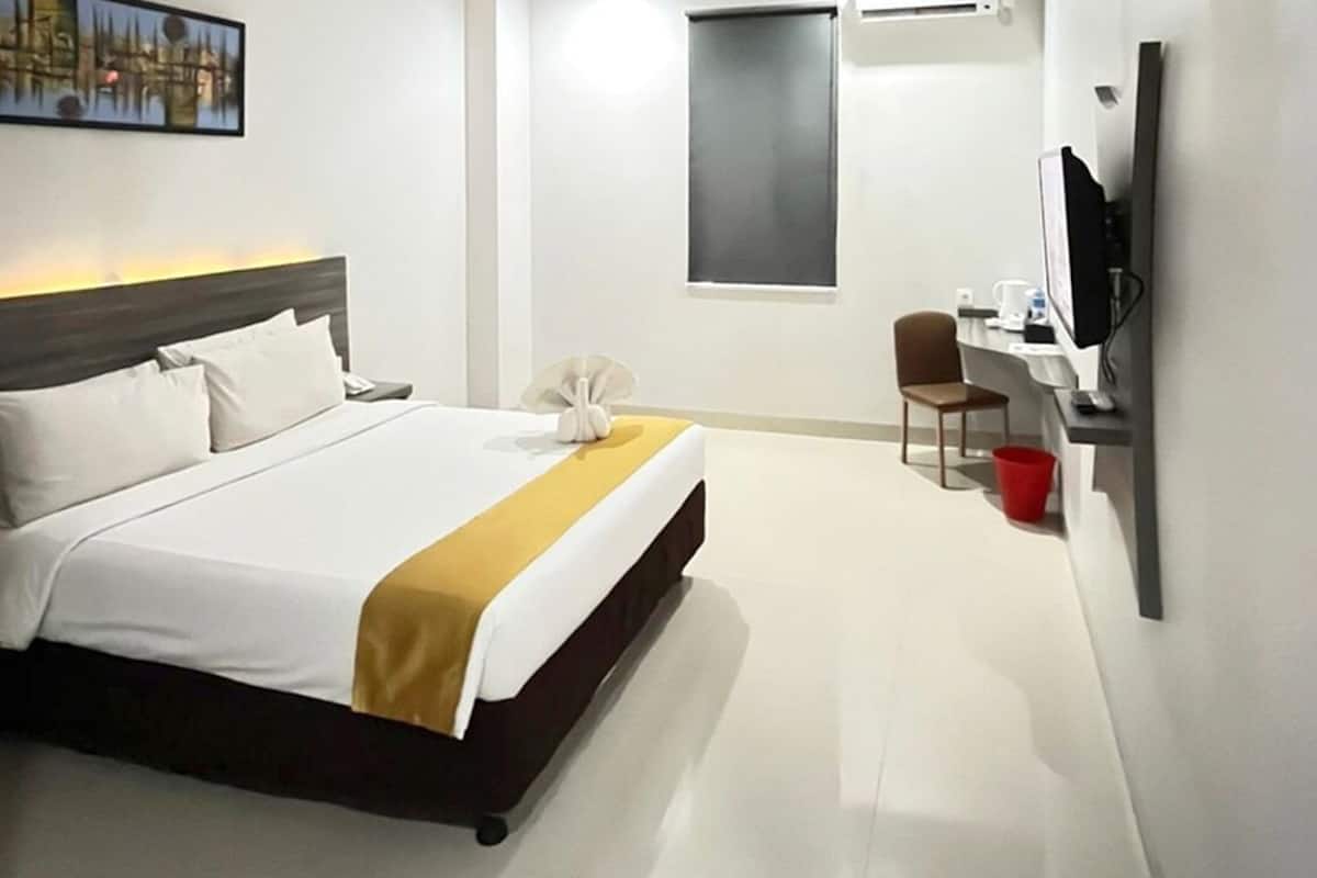 Escritorio, wifi gratis y ropa de cama