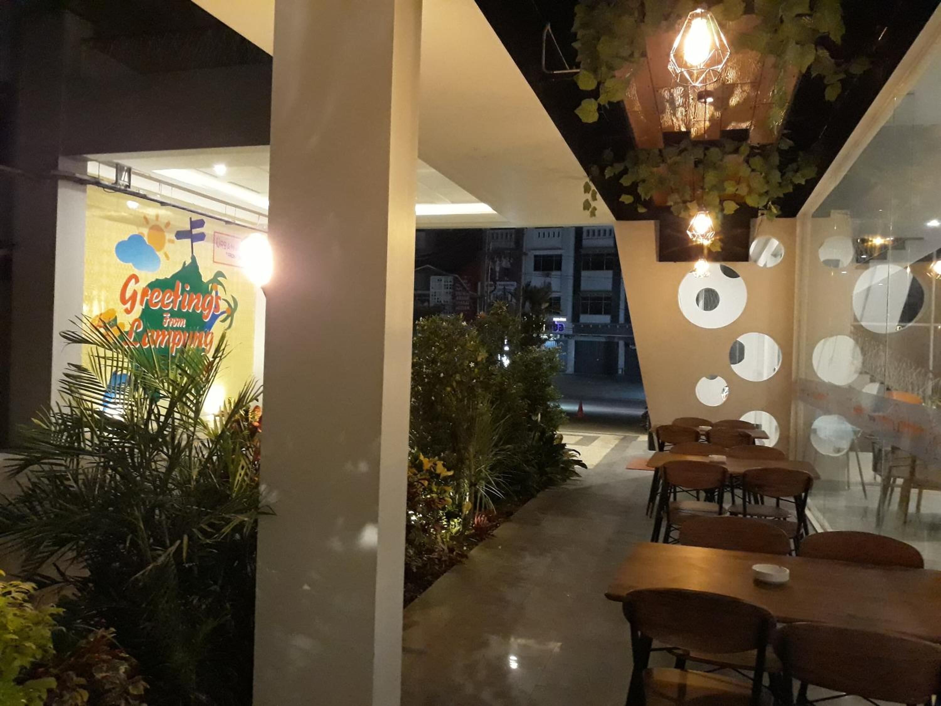 Sarapan dihidangkan, masakan tempatan dan antarabangsa 