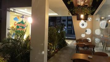 Sarapan dihidangkan, masakan tempatan dan antarabangsa