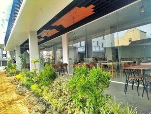 Breakfast, lunch, dinner served; local and international cuisine 