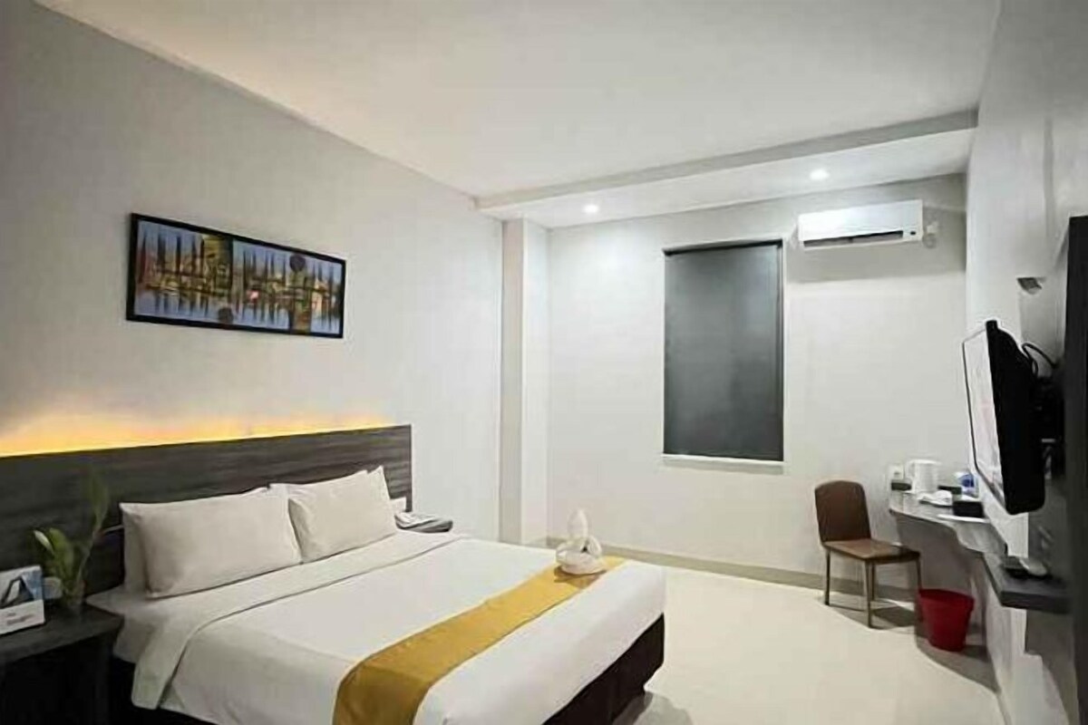 Desk, WiFi (free), bed sheets