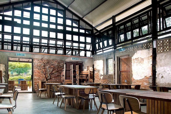 Breakfast, lunch, dinner served; international cuisine